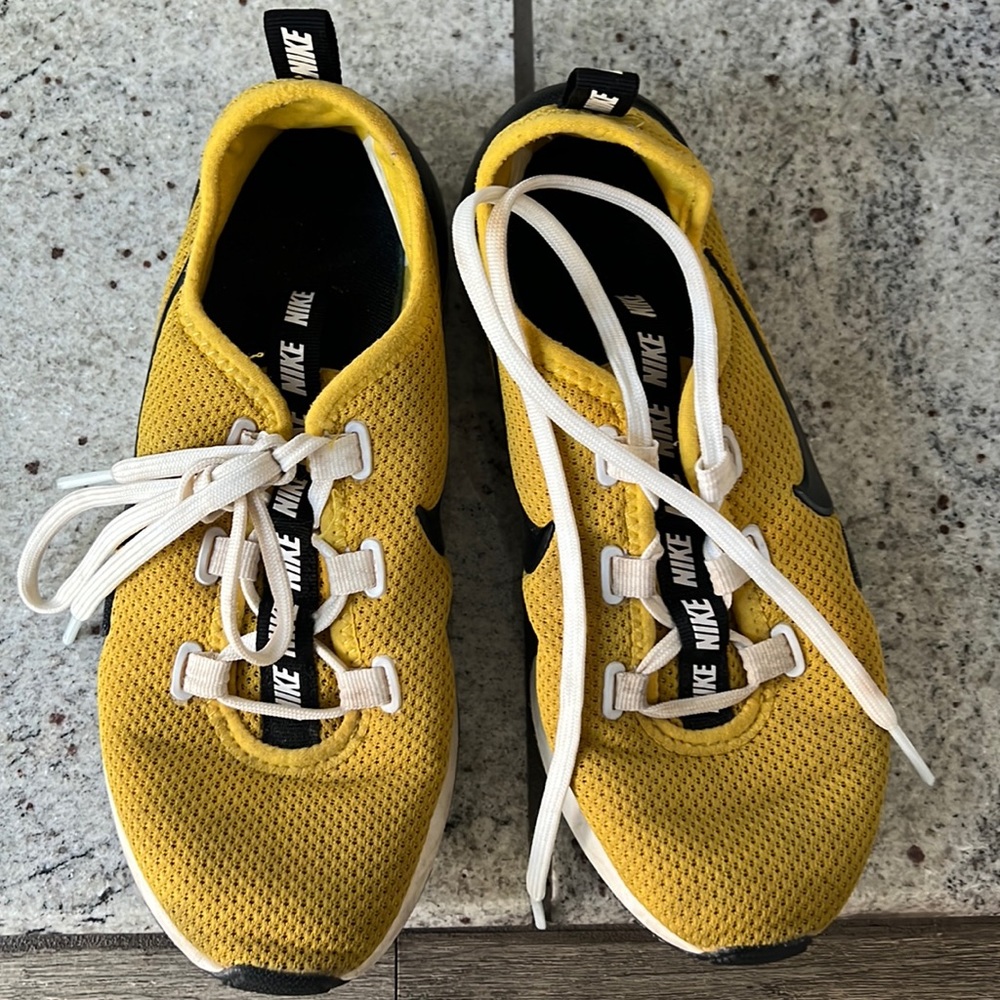 NIKE tennis shoes